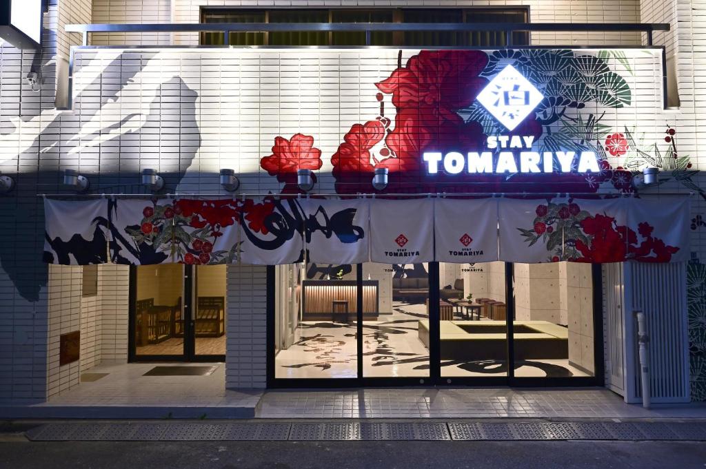 un front de magasin avec un panneau indiquant la durée du séjour dans l'établissement Hotel Tomariya Ueno, à Tokyo