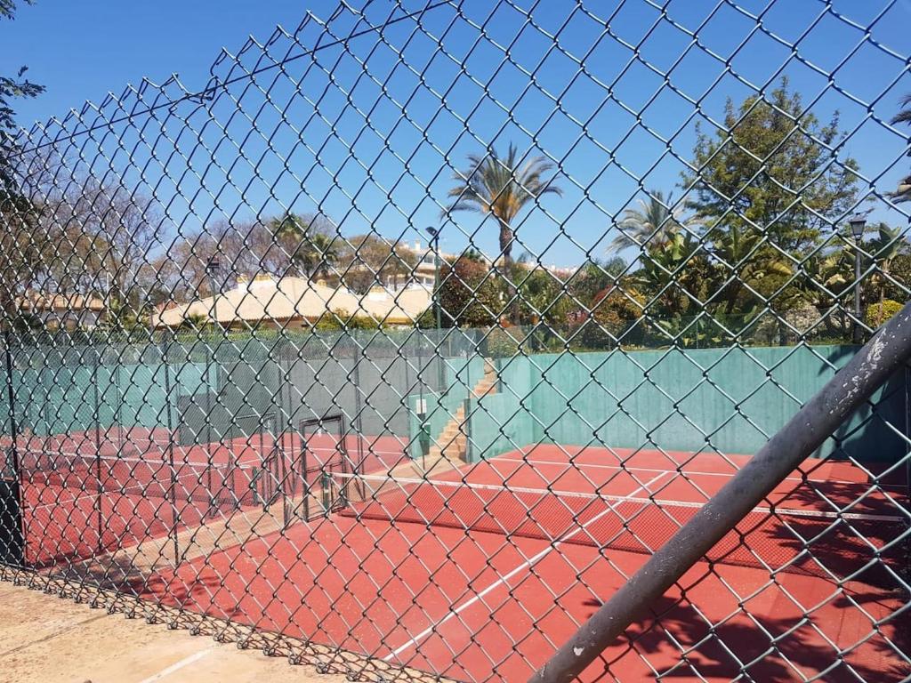 Tenis alebo squash v ubytovaní Marbella Puerto Banus Apartamento 2 rooms, 4 personas Bajo con jardin alebo jeho okolí