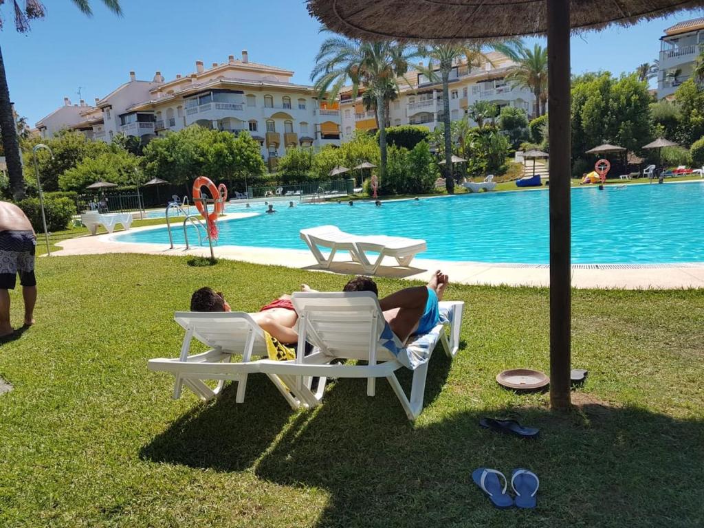 Bazén v ubytovaní Marbella Puerto Banus Apartamento 2 rooms, 4 personas Bajo con jardin alebo v jeho blízkosti
