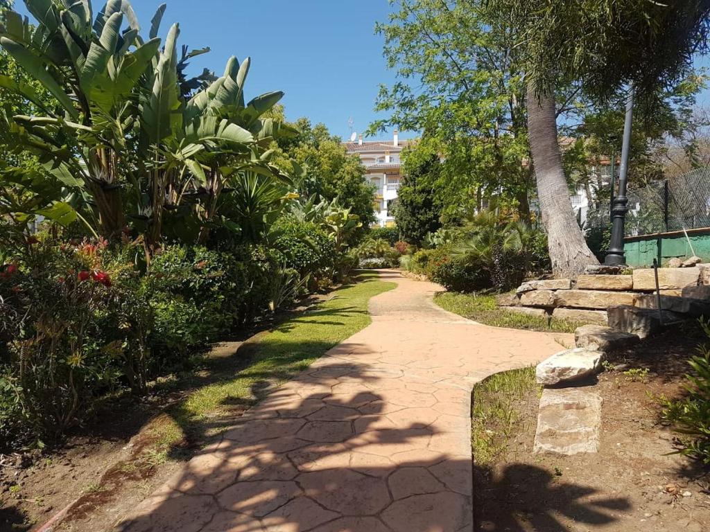 Vonkajšia záhrada v ubytovaní Marbella Puerto Banus Apartamento 2 rooms, 4 personas Bajo con jardin