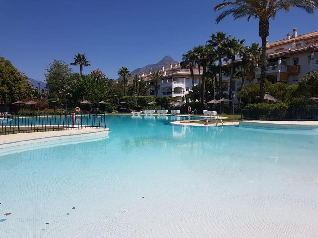 Bazén v ubytovaní Marbella Puerto Banus Apartamento 2 rooms, 4 personas Bajo con jardin alebo v jeho blízkosti