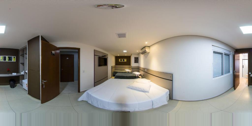  Hollyster Hotel