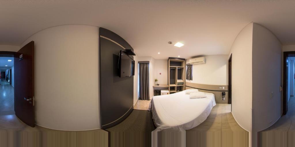  Hollyster Hotel