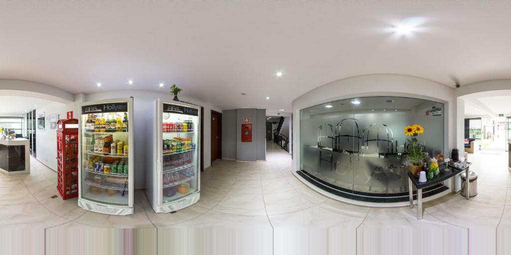  Hollyster Hotel