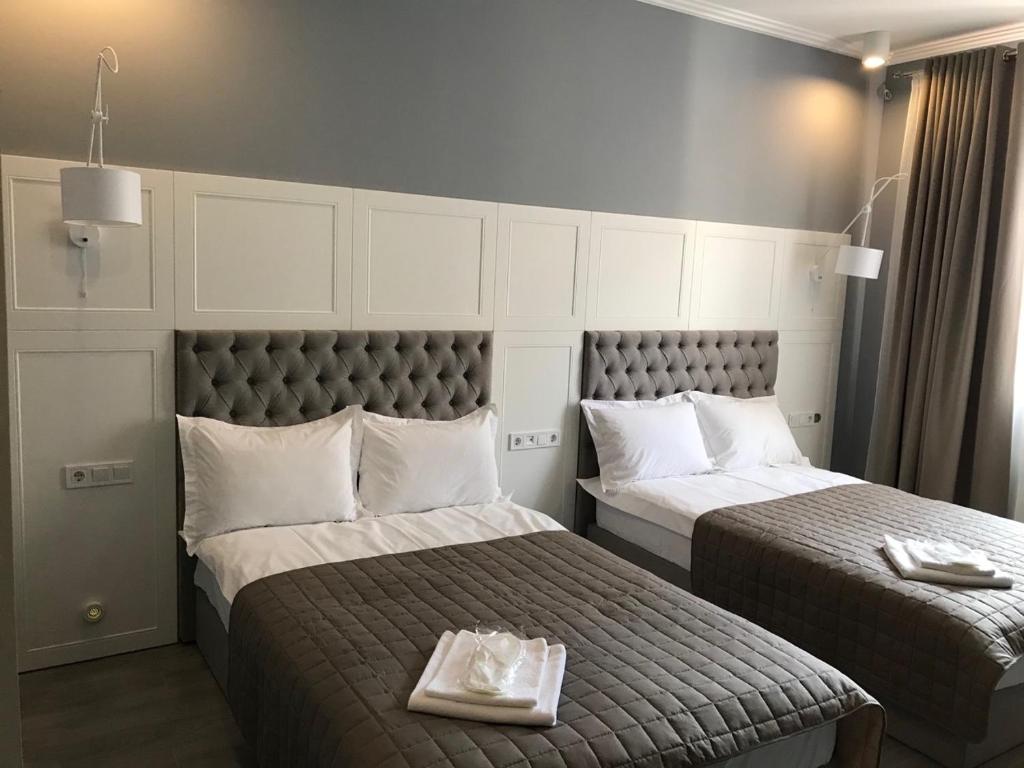 ein Hotelzimmer mit 2 Betten in einem Zimmer in der Unterkunft Partner Guest House Shota Rustaveli in Kiew