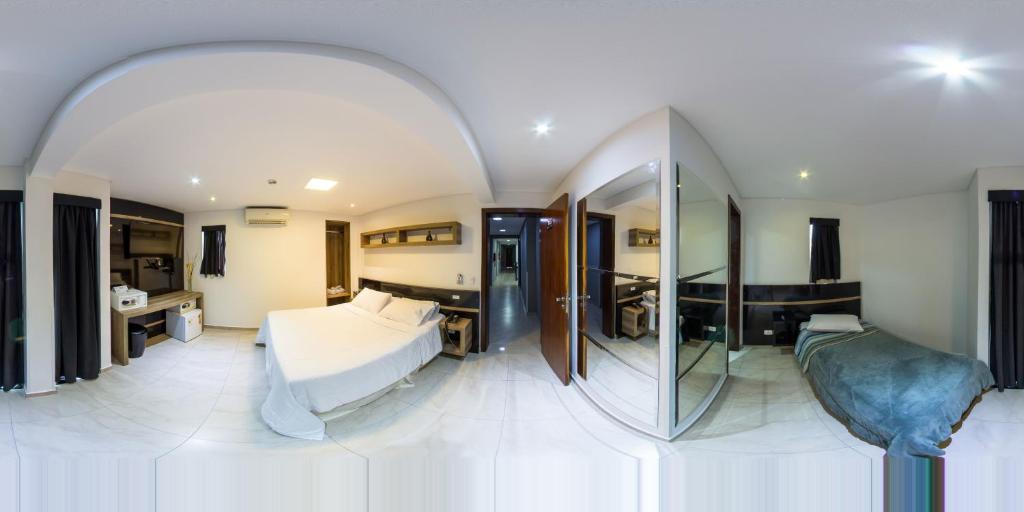  Hollyster Hotel