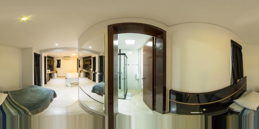  Hollyster Hotel