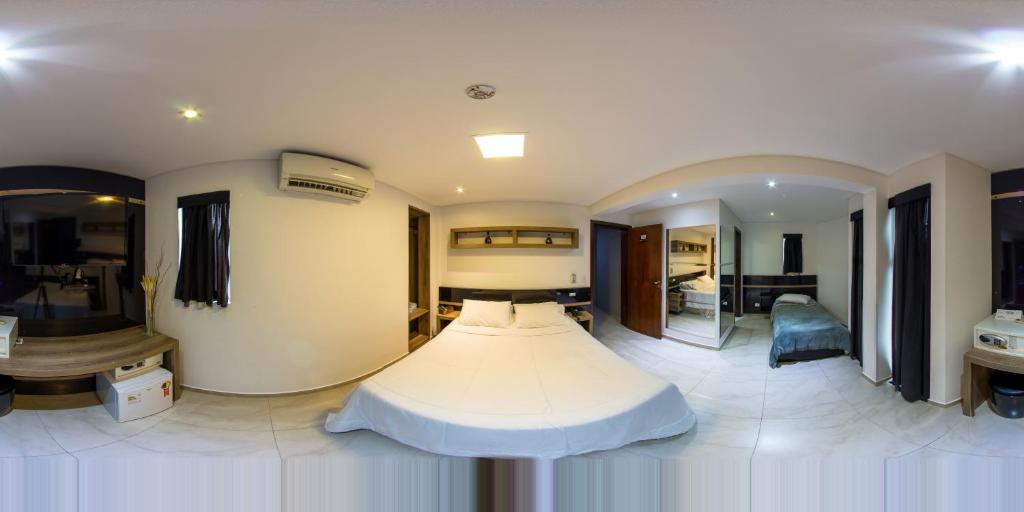  Hollyster Hotel