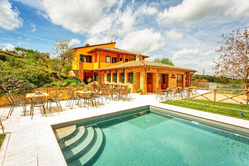 ein Haus mit einem Pool vor einem Haus in der Unterkunft Villa Amadeo by PosarelliVillas in Montaione
