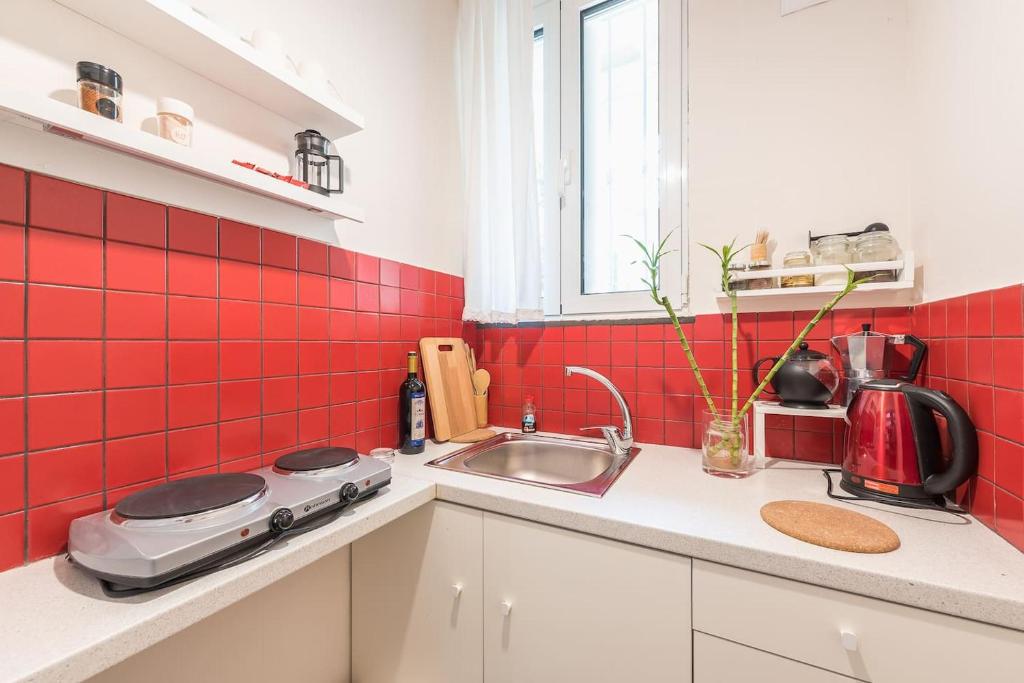 Kuchyň nebo kuchyňský kout v ubytování Cozy studio 5mins walk from Acropolis museum