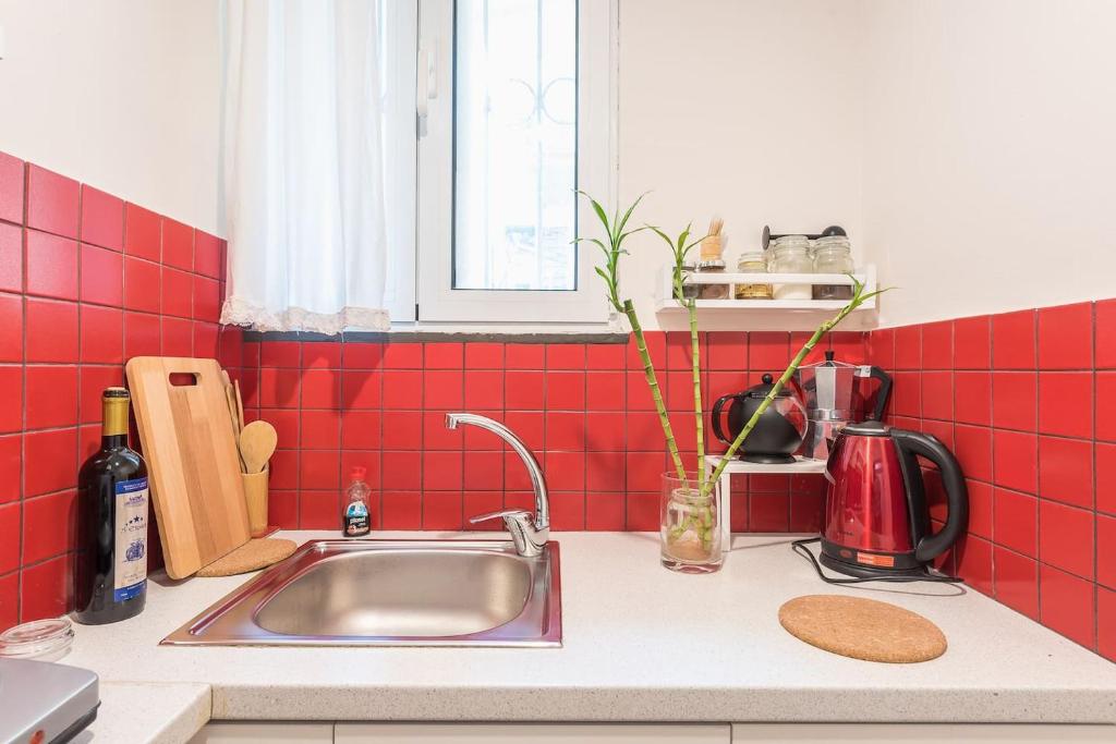 Kuchyň nebo kuchyňský kout v ubytování Cozy studio 5mins walk from Acropolis museum