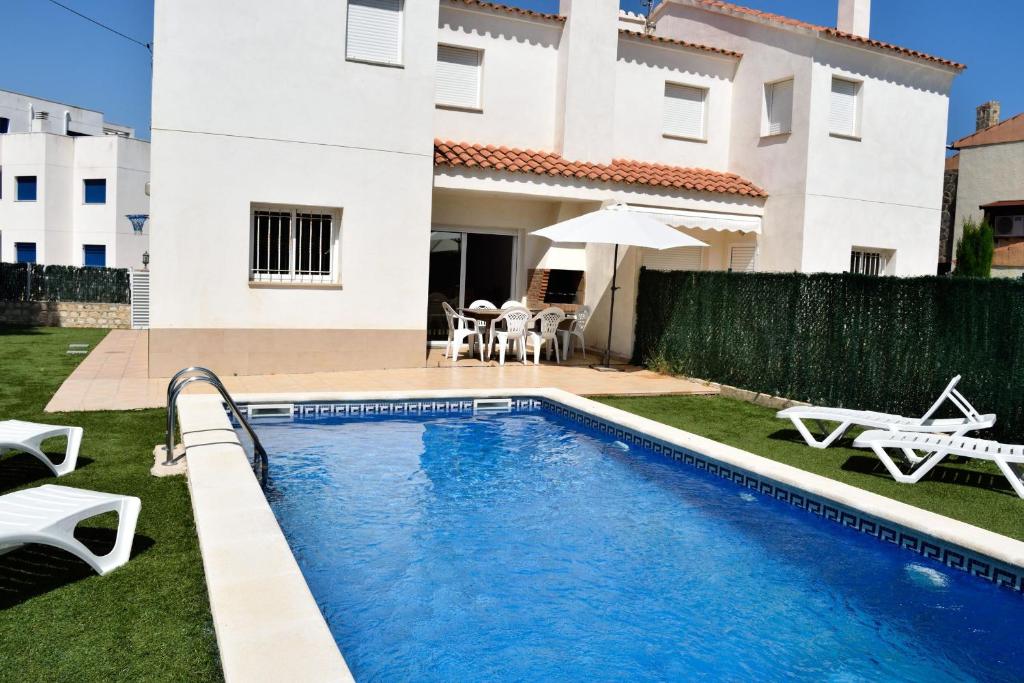een zwembad voor een huis bij Villa Llobeta in L'Ametlla de Mar