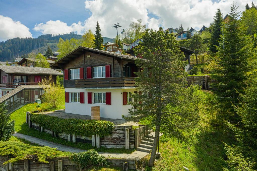 an aerial view of a house in the mountains at Ferienwohnung Sunnehöckli in Sattel