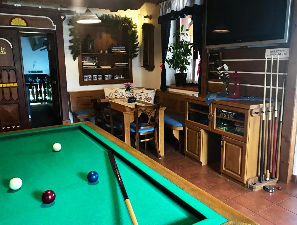 Biliár nebo kulečník v ubytování Hotel Na Dolině