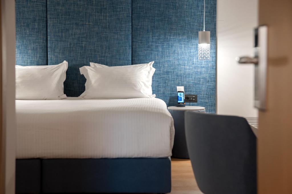 Postel nebo postele na pokoji v ubytování Athenaeum Smart Hotel