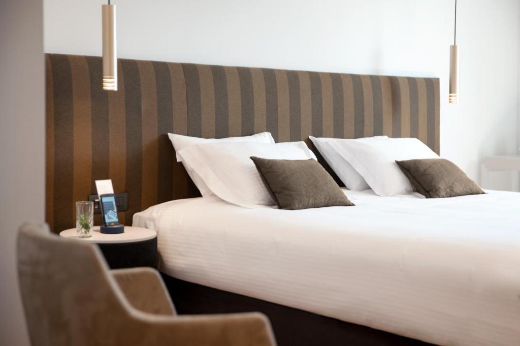Postel nebo postele na pokoji v ubytování Athenaeum Smart Hotel