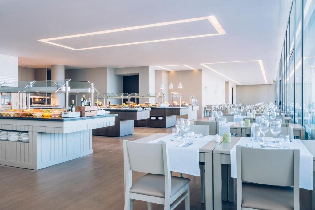 Um restaurante ou outro lugar para comer em Iberostar Selection Lagos Algarve