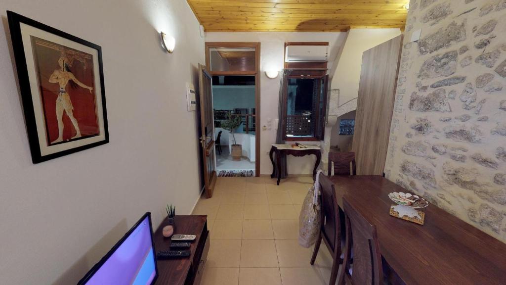 Televízia a/alebo spoločenská miestnosť v ubytovaní Porto Enetiko Suites