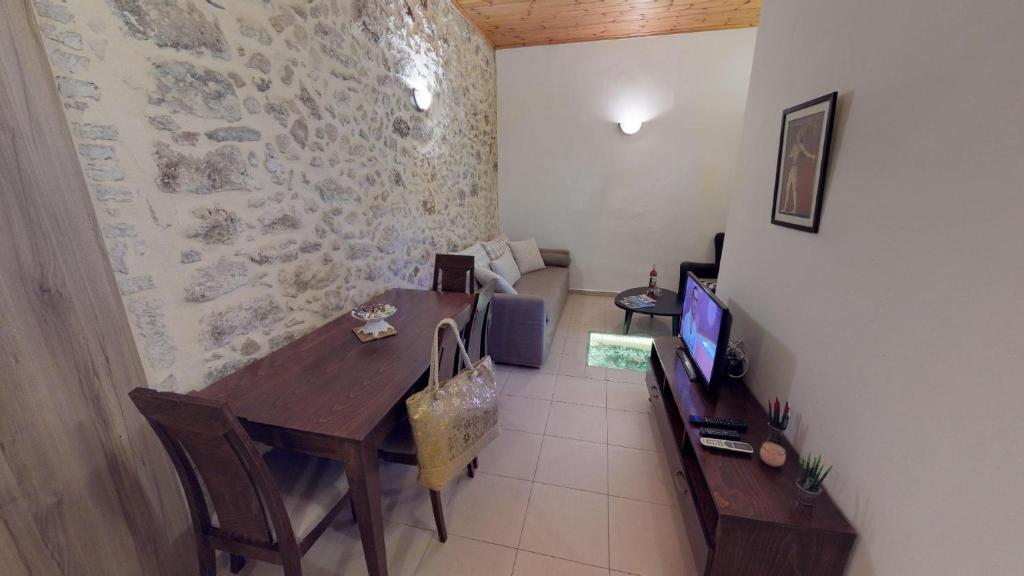 Televízia a/alebo spoločenská miestnosť v ubytovaní Porto Enetiko Suites