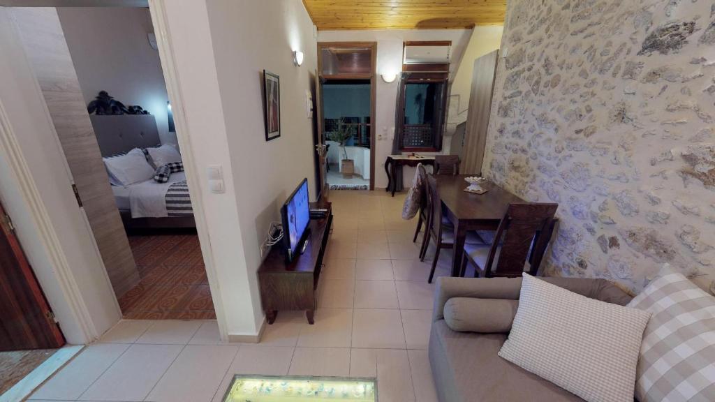 Televízia a/alebo spoločenská miestnosť v ubytovaní Porto Enetiko Suites