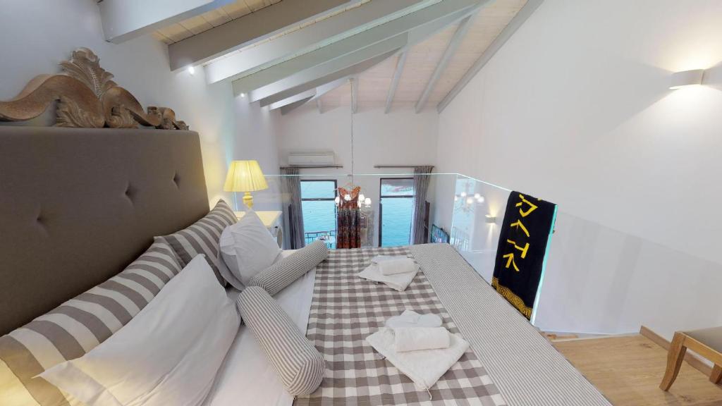 Posteľ alebo postele v izbe v ubytovaní Porto Enetiko Suites