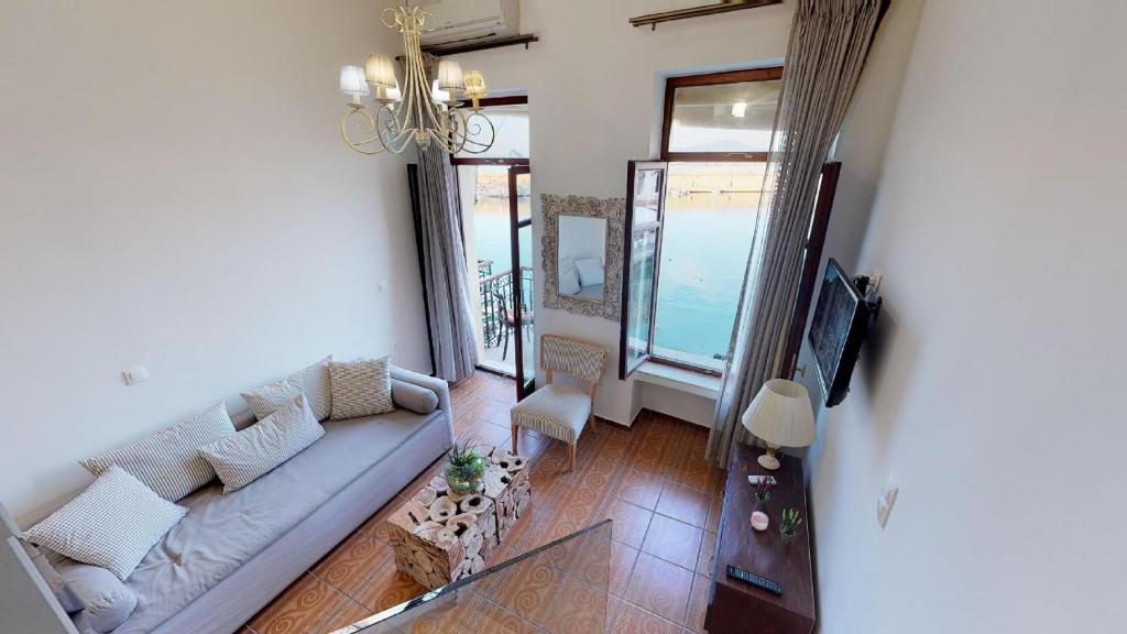 Televízia a/alebo spoločenská miestnosť v ubytovaní Porto Enetiko Suites