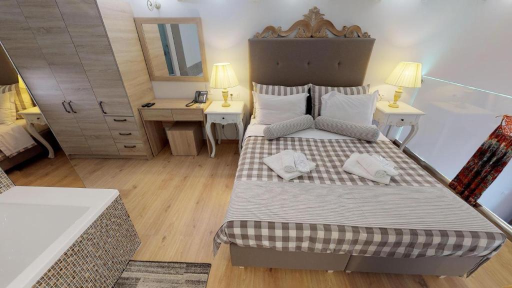 Posteľ alebo postele v izbe v ubytovaní Porto Enetiko Suites