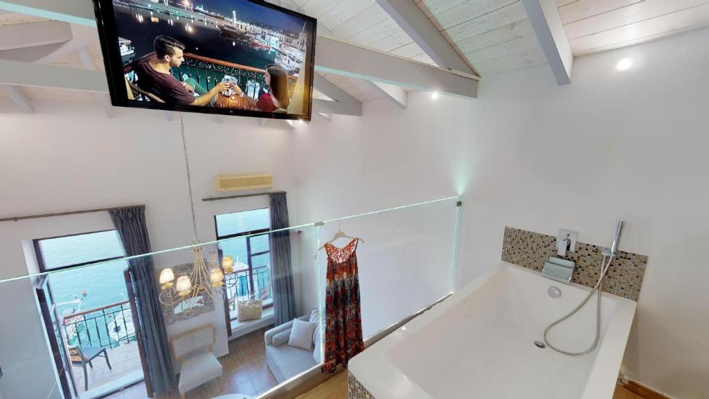 Televízia a/alebo spoločenská miestnosť v ubytovaní Porto Enetiko Suites