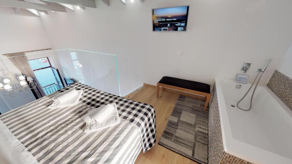 Televízia a/alebo spoločenská miestnosť v ubytovaní Porto Enetiko Suites