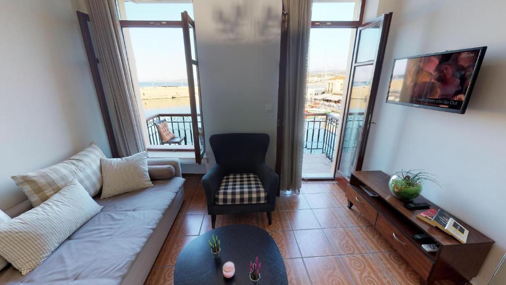 Televízia a/alebo spoločenská miestnosť v ubytovaní Porto Enetiko Suites