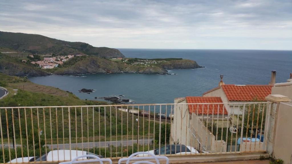 - un balcon offrant une vue sur l'océan dans l'établissement cerbere terrimbo, à Cerbère