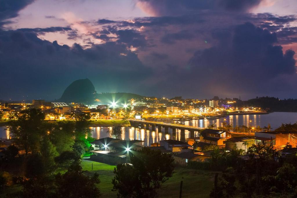 Blick auf die Stadt in der Nacht in der Unterkunft La Casa de Piedra in Guatapé