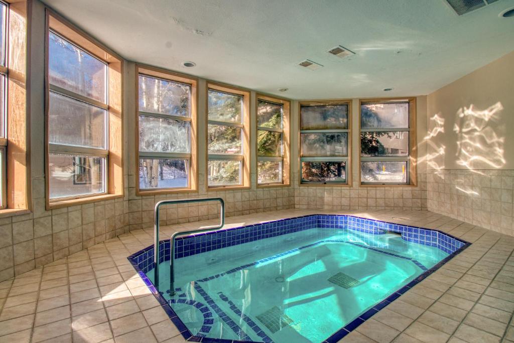 A piscina localizada em Liftside Condominiums 301 ou nos arredores