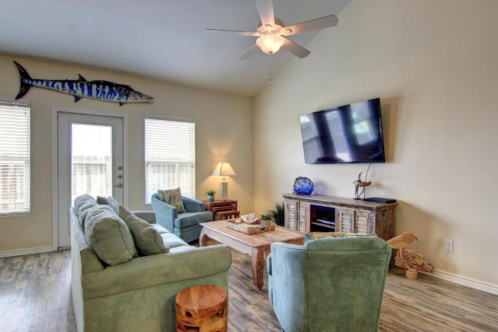 ein Wohnzimmer mit 2 Sofas und einem Flachbild-TV in der Unterkunft Nemo Cay 15106 in Corpus Christi