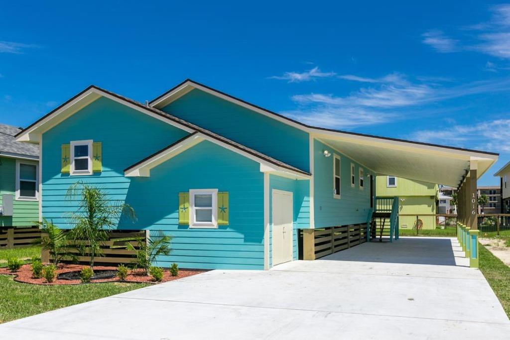 una casa azul en Rockport Getaway en Rockport