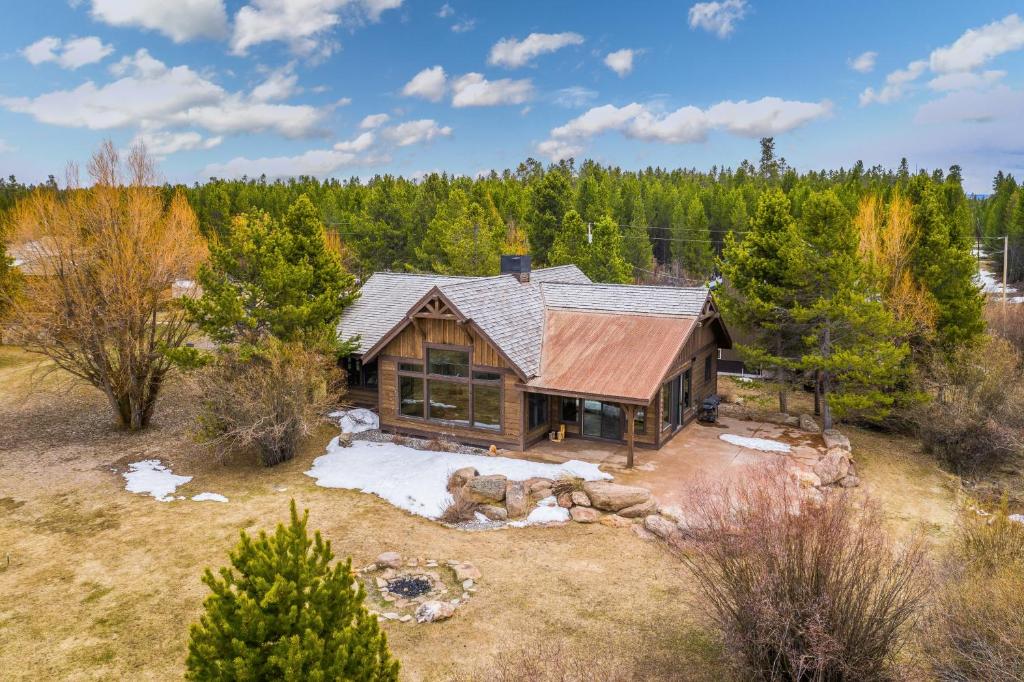 uma vista aérea de um chalé de madeira na floresta em Rainbow Point Sabo Cabin em West Yellowstone