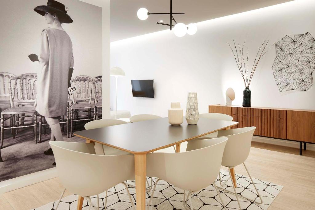 comedor con mesa, sillas y maniquí en Avenida Suite by FeelFree Rentals en San Sebastián