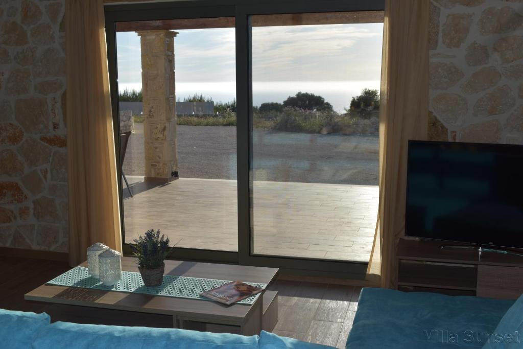 凱里翁的住宿－Villa Tramonto Keri，客厅设有大窗户和电视。