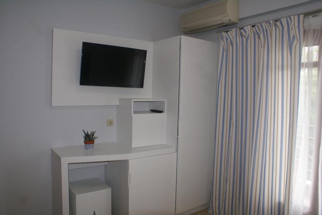 TV a/nebo společenská místnost v ubytování Nostos Rooms Ammouliani