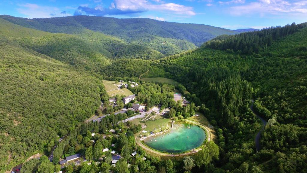 - une vue aérienne sur un lac dans les montagnes dans l'établissement VVF Sud Aveyron, à Brusque