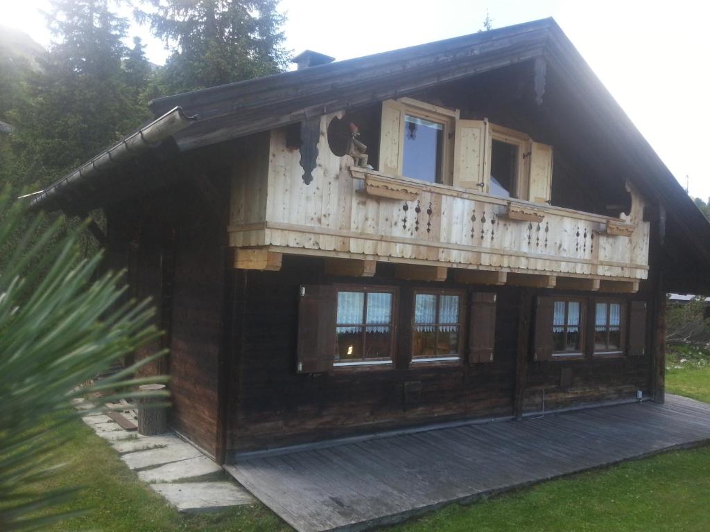 a house with a balcony on top of it at Ferienhütte Rist in Kaltenbach