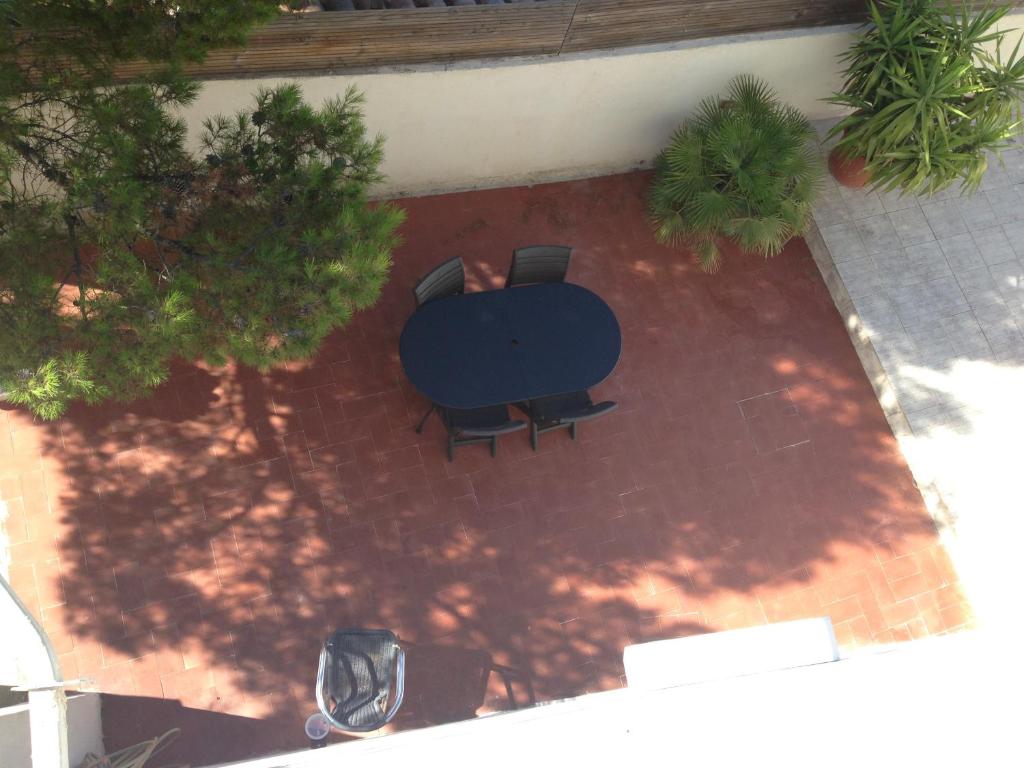 an overhead view of a table and chairs on a patio at Gîte Polema in Marseille