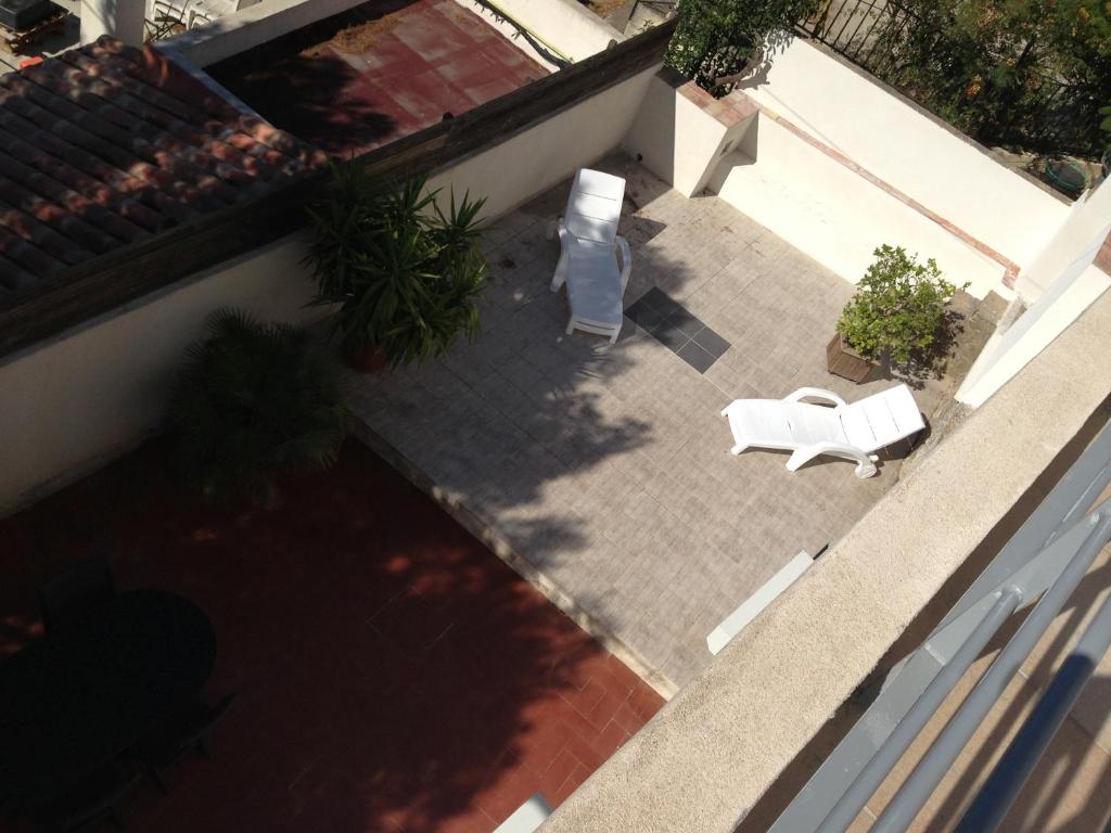 an overhead view of a patio with two white chairs at Gîte Polema in Marseille