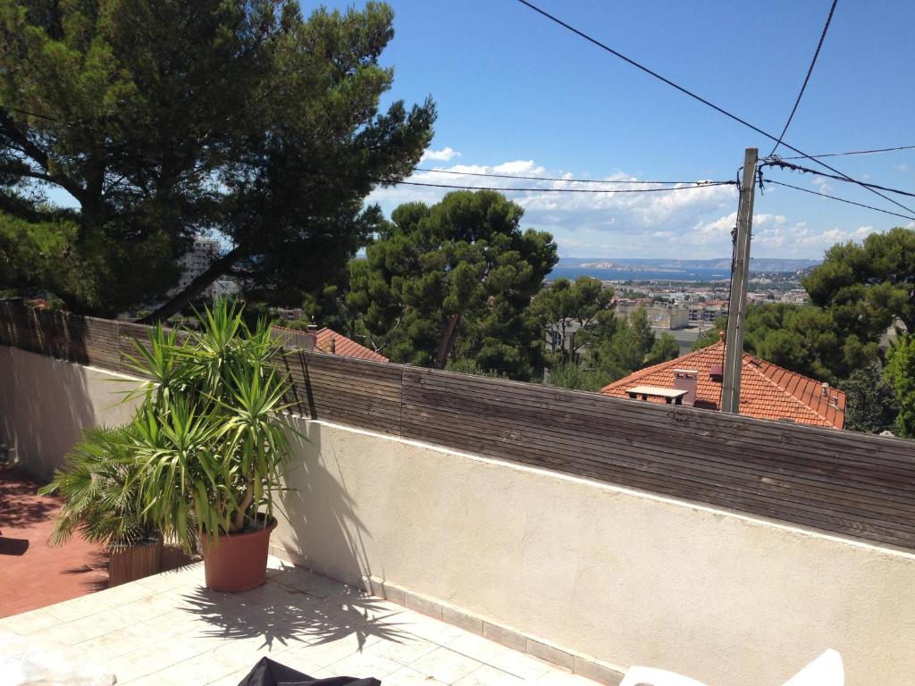 a white wall with two plants on top of it at Gîte Polema in Marseille