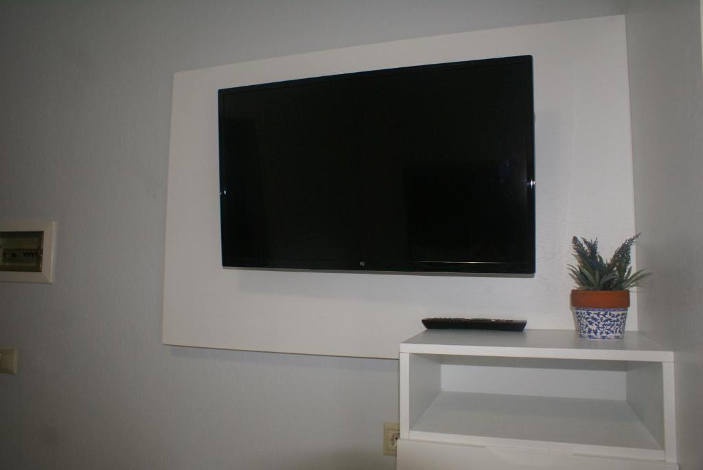 TV a/nebo společenská místnost v ubytování Nostos Rooms Ammouliani