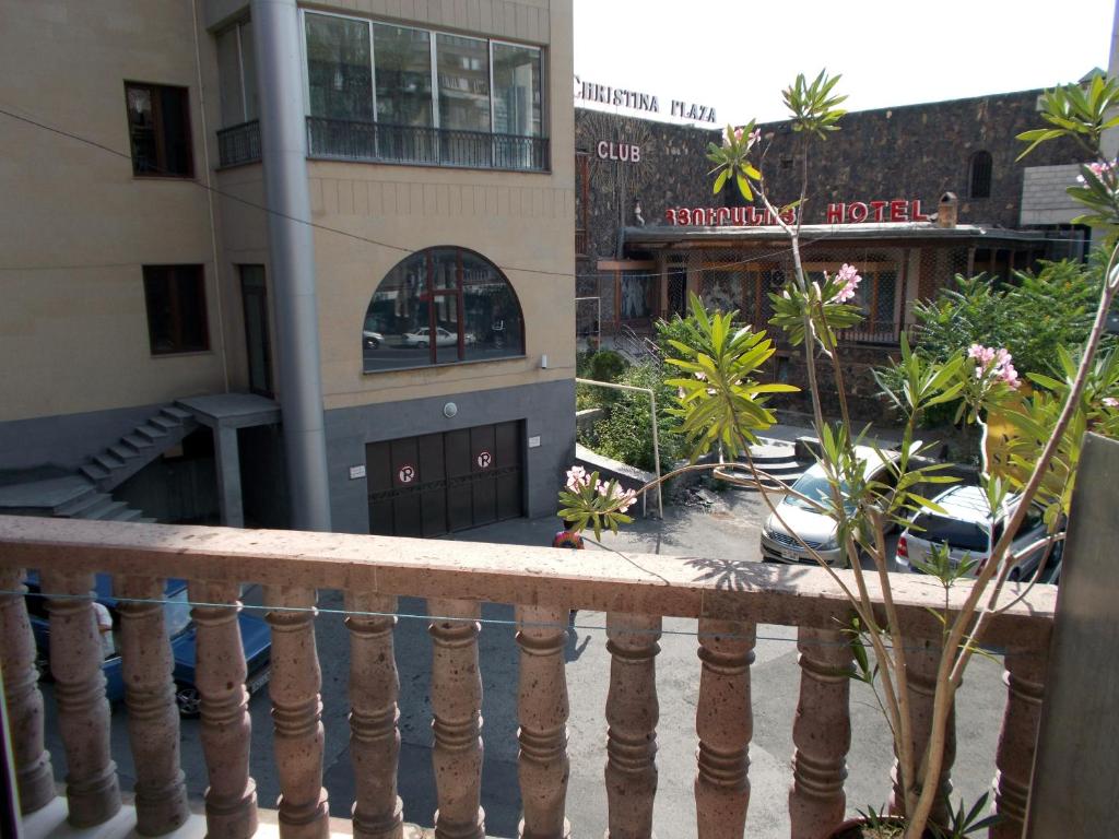 una vista dal balcone di un edificio di Manand Hotel a Yerevan