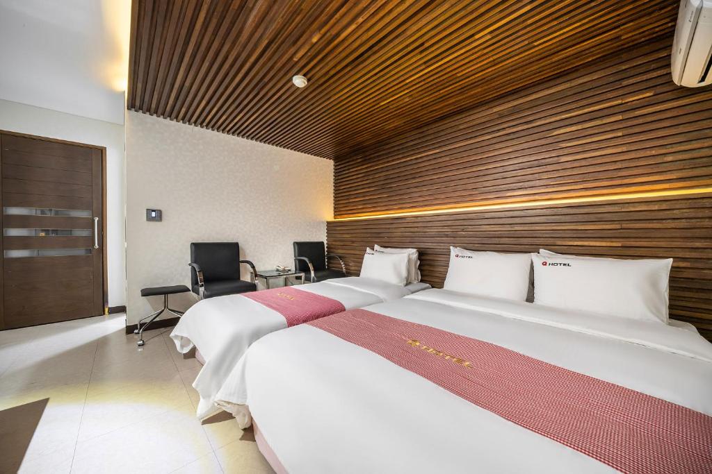 Postel nebo postele na pokoji v ubytování Q Hotel