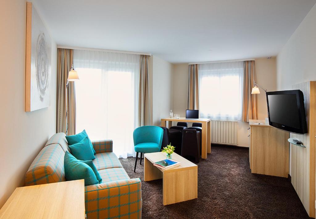 TV a/nebo společenská místnost v ubytování Hotel Oberland