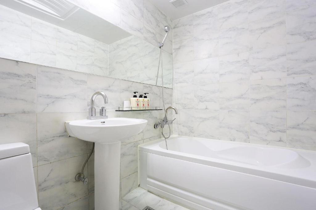 Koupelna v ubytování Q Hotel