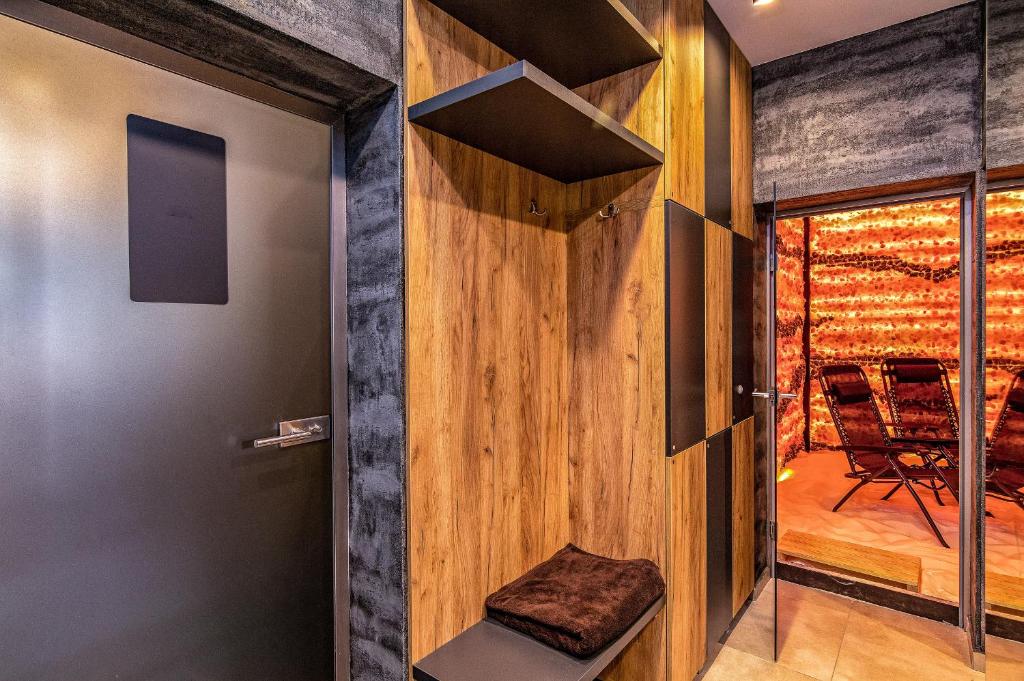 Postel nebo postele na pokoji v ubytování Willa Kłodzko-Zacisze - Sauna - Siłownia - Komnata Solna